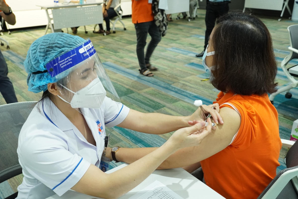 Trong đợt tiêm vaccien Covid-19 lần này, công nhân ở các khu chế xuất, khu công nghiệp được ưu tiên tiêm trước