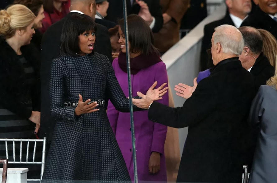 Đệ nhất phu nhân Michelle Obama chào đón Phó Tổng thống Mỹ Joe Biden trên khán đài Lễ nhậm chức tổng thống tại Washington, DC, ngày 20/1/2013.