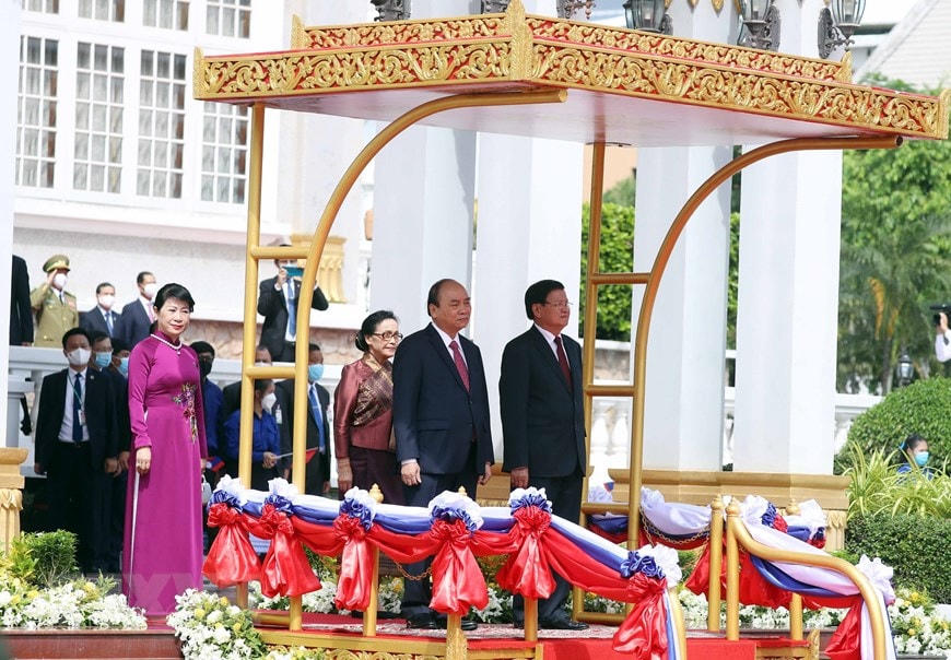 Tổng Bí thư, Chủ tịch nước Lào Thongloun Sisoulith và Phu nhân cùng Chủ tịch nước Nguyễn Xuân Phúc và Phu nhân tại lễ đón. (Ảnh: Thống Nhất/TTXVN).