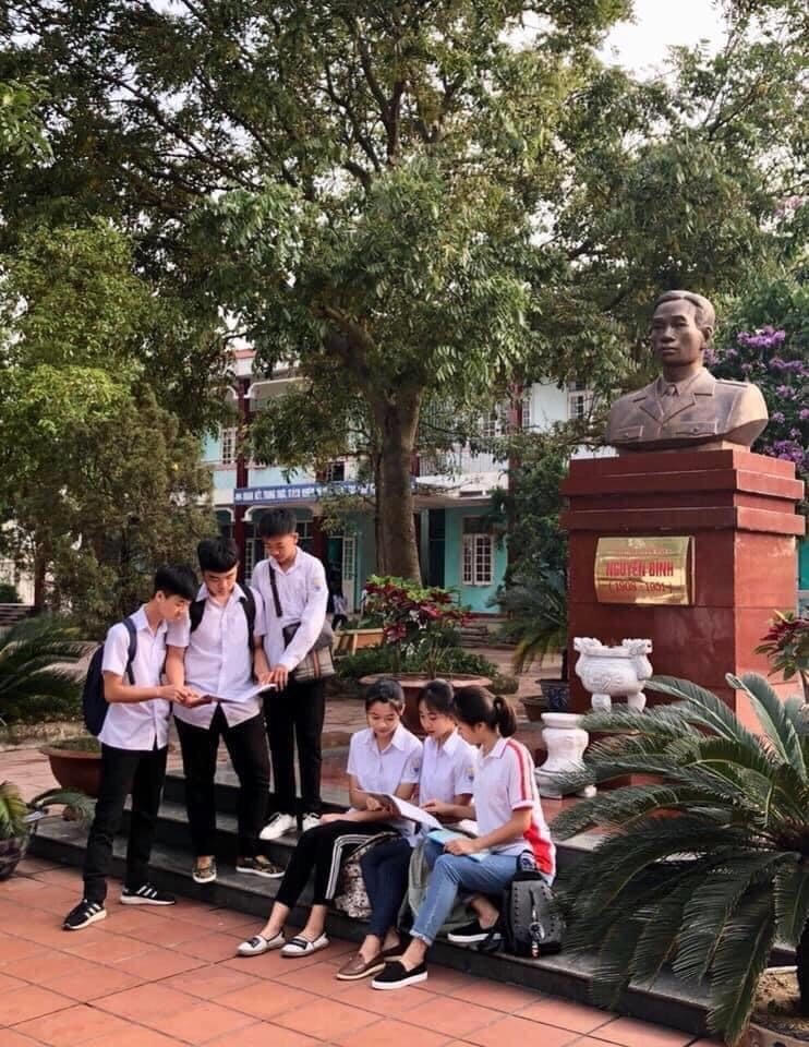 Học sinh trường THPT Nguyễn Bình (TX Đông Triều) trong giờ học ngoại khoá.