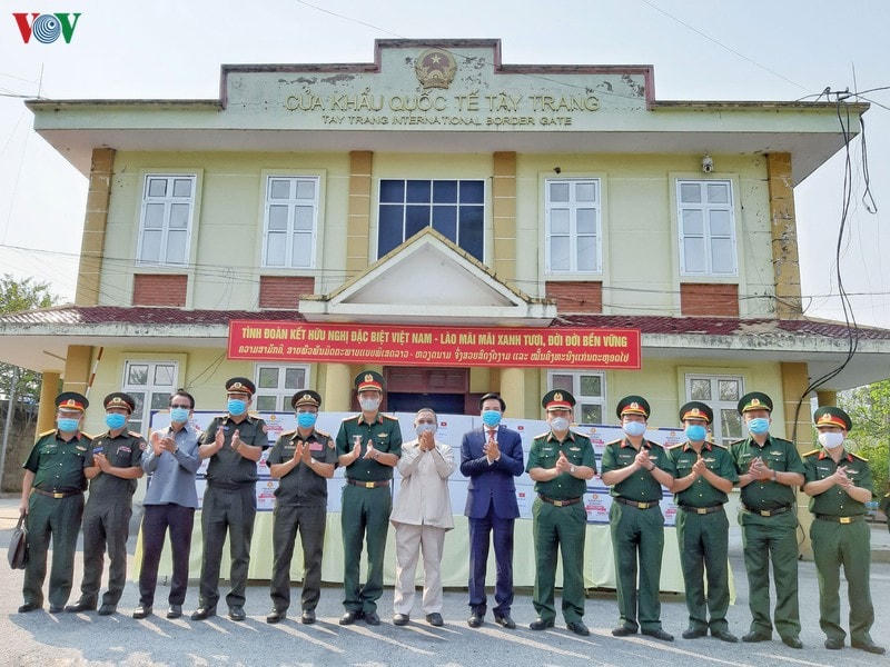 Bên cạnh đó, cũng sẽ tăng cường công tác đối ngoại biên phòng bằng các hình thức phù hợp như: gửi thư, thông tin đường dây nóng để chia sẻ thông tin với lực lượng chức năng các nước bạn để bảo vệ, kiểm soát phòng dịch 2 bên biên giới có hiệu quả.