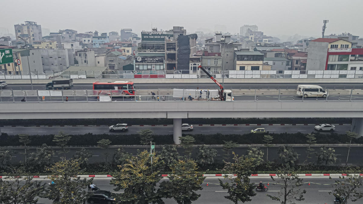 Ông Trần Văn Quyền, Đại diện đơn vị thi công cho biết: “Trước khi thi công, nhà thầu đã phối hợp cùng Bộ GTVT khảo sát mức độ tiếng ồn sau khi tuyến đường Vành đai 3 trên cao đi vào khai thác. Do vậy, hai bên đường đoạn Mai Dịch – cầu Thăng Long có mật độ dân cư đông đúc, phương tiện được lưu thông với tốc độ cao, nhằm giảm tiếng ồn Bộ GTVT quyết định lắp 4.500 vách ngăn với tổng mức đầu tư hơn 130 tỷ đồng”.