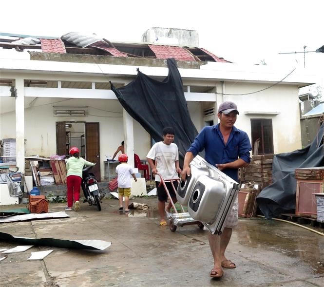 Bão số 9 với sức gió mạnh gây tốc mái nhiều nhà dân tại TP Quảng Ngãi. ( Ảnh: Lê Ngọc Phước/ TTXVN).