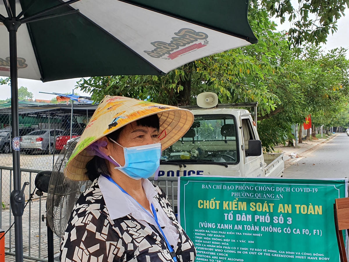 Bà Ngô Thị Bạch Yến (65 tuổi, thành viên Tổ Covid cộng đồng phường Quảng An, Tây Hồ) cho biết, không có tình trạng người dân đến phủ Tây Hồ làm lễ vào sáng nay. Vì đây là vùng xanh an toàn nên việc kiểm soát người qua chốt rất nghiêm ngặt. 