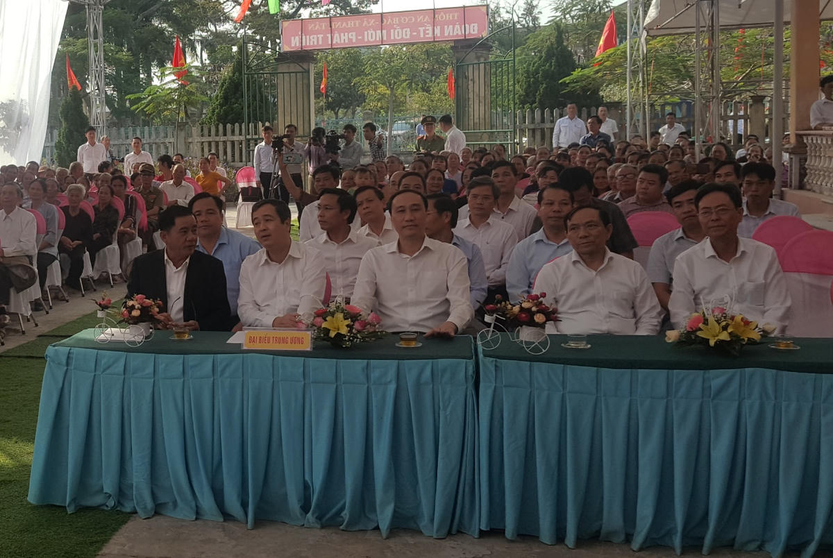 Bí thư Trung ương Đảng, Chủ nhiệm Ủy ban Kiểm tra Trung ương Trần Cẩm Tú, Phó Chủ tịch UBTƯ MTTQ Việt Nam Phùng Khánh Tài, lãnh đạo tỉnh Thái Bình về dự, chung vui cùng cán bộ,nhân dân thôn An Cơ Bắc trong Ngày hội