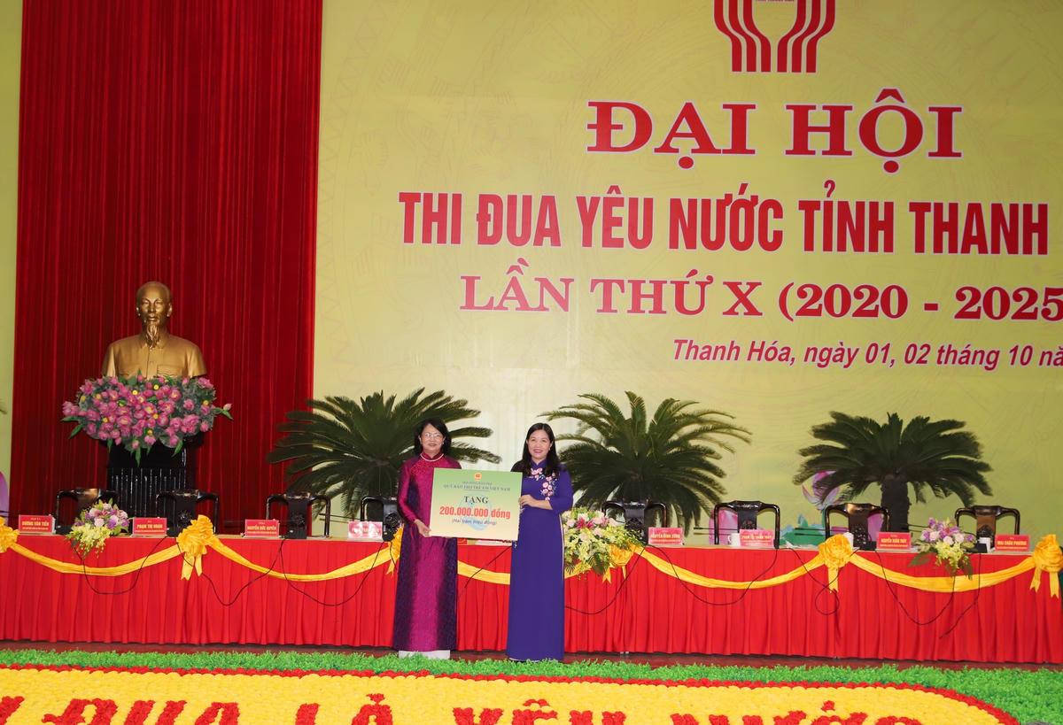 Phó Chủ tịch nước Đặng Thị Ngọc Thịnh trao tặng 200 triệu đồng cho học sinh nghèo hiếu học tỉnh Thanh Hóa.