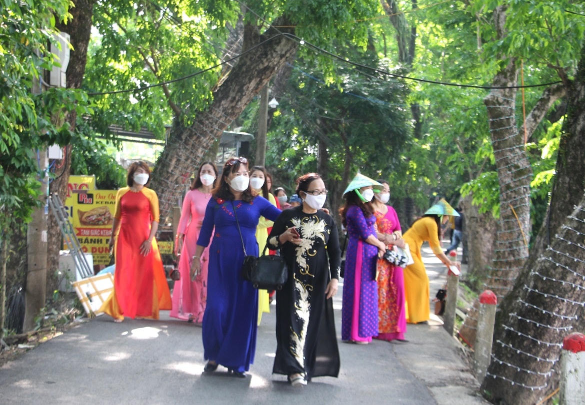 Người dân dạo bộ tại vườn Cừa, phường Hòa Hương.