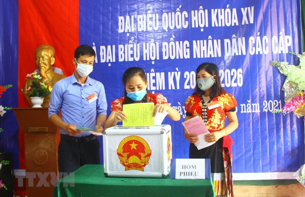 Cử tri đồng bào dân tộc thiểu số các xã miền núi, biên giới Nghệ An phấn khởi đi bỏ phiếu sớm. (Ảnh: Tá Chuyên/TTXVN).
