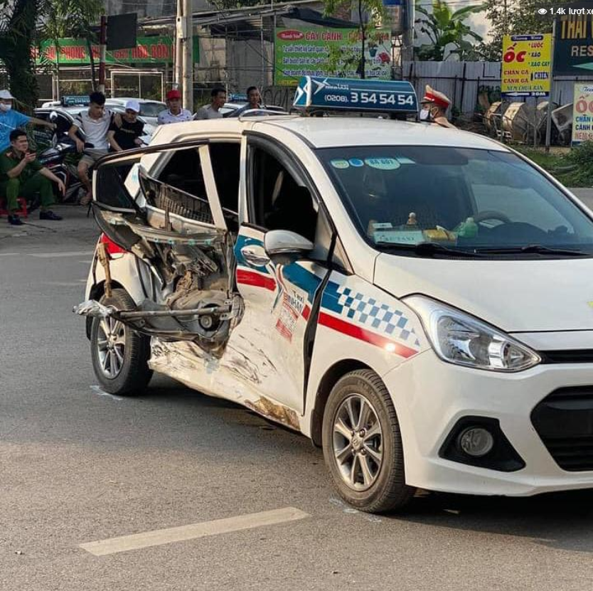 Cú tông mạnh khiến xe taxi hư hỏng nặng.