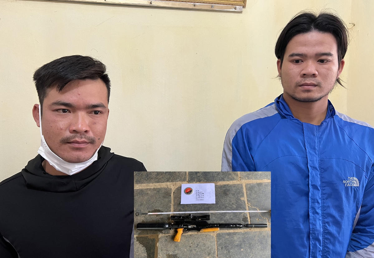 Kiên và Thông cùng tang vật tại cơ quan điều tra.