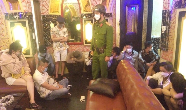  Bắt 15 nam nữ thanh niên bay lắc trong đêm khai trương quán karaoke.  