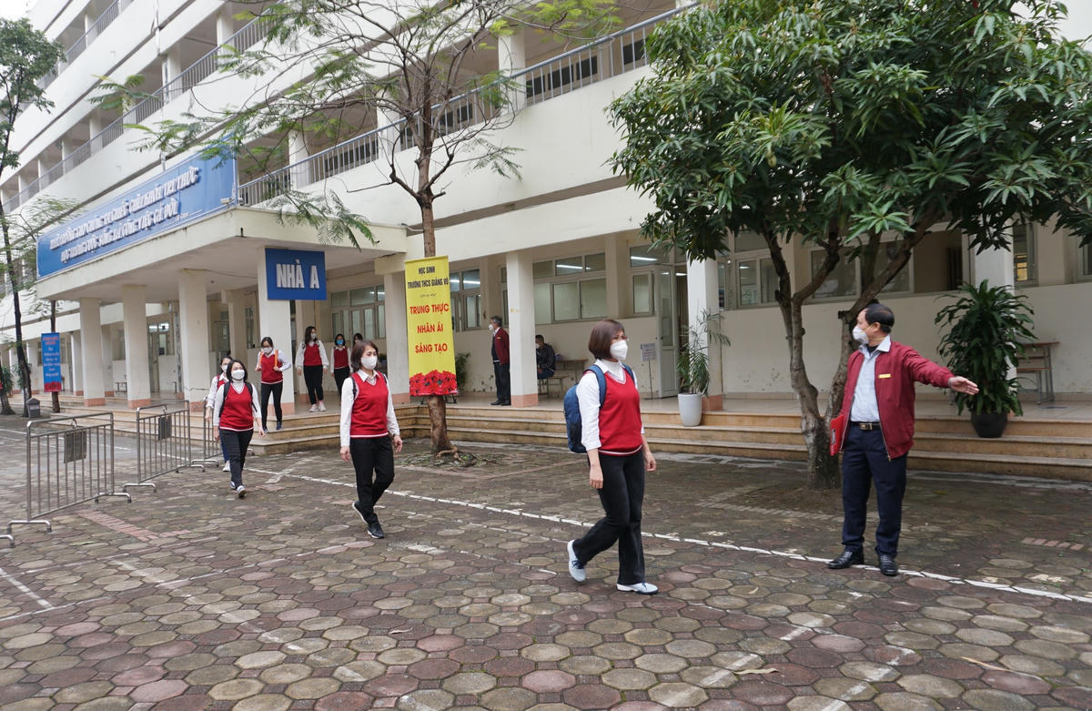 Hình ảnh diễn tập công tác đón học sinh tới trường tại Trường THCS Giảng Võ (quận Ba Đình). 