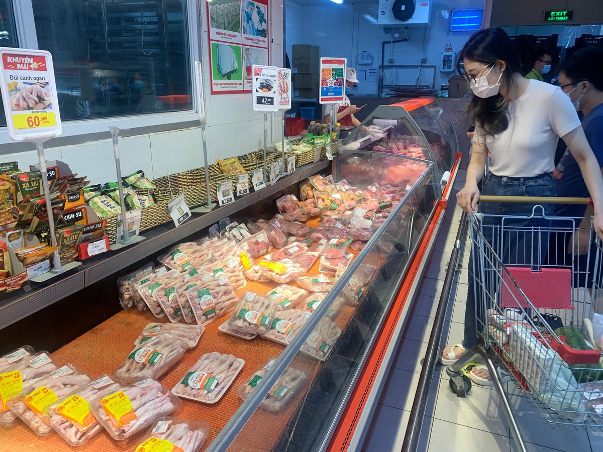 Khách hàng hầu hết tập trung đông tại các quầy thực thẩm tươi sống.