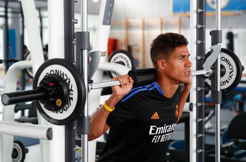 Varane tập tạ trong buổi tập của Real Madrid.