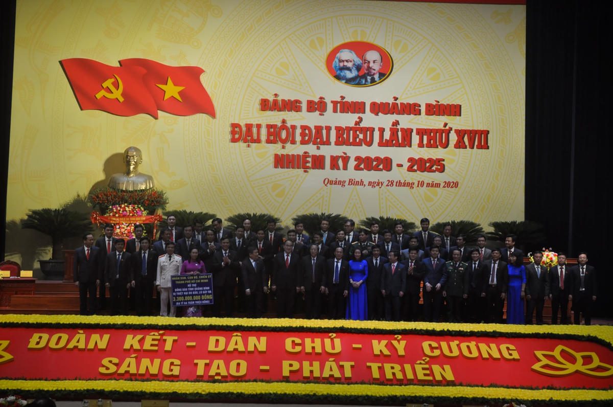 Ban Chấp hành Đảng bộ tỉnh Quảng Bình khóa XVII nhận nhiệm vụ. 