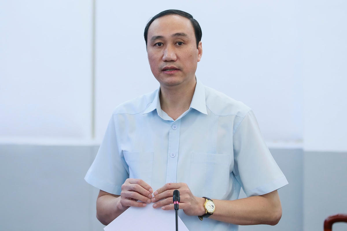 Phó Chủ tịch Phùng Khánh Tài phát biểu tại cuộc họp.