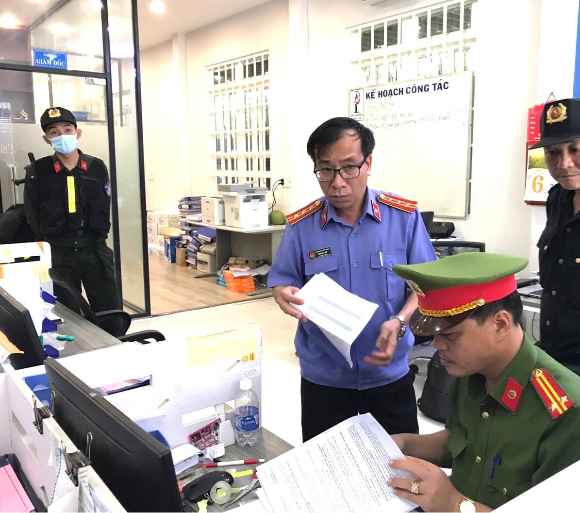 Lực lượng chức năng thực hiện các thủ tục khám xét trụ sở Công ty CP nhiên liệu Phúc Lâm