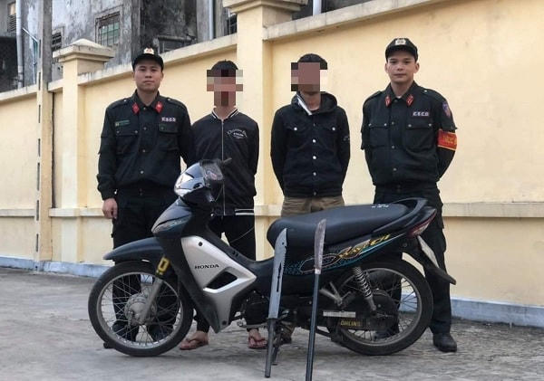 Hai thiếu niên cũng tang vật bị thu giữ.