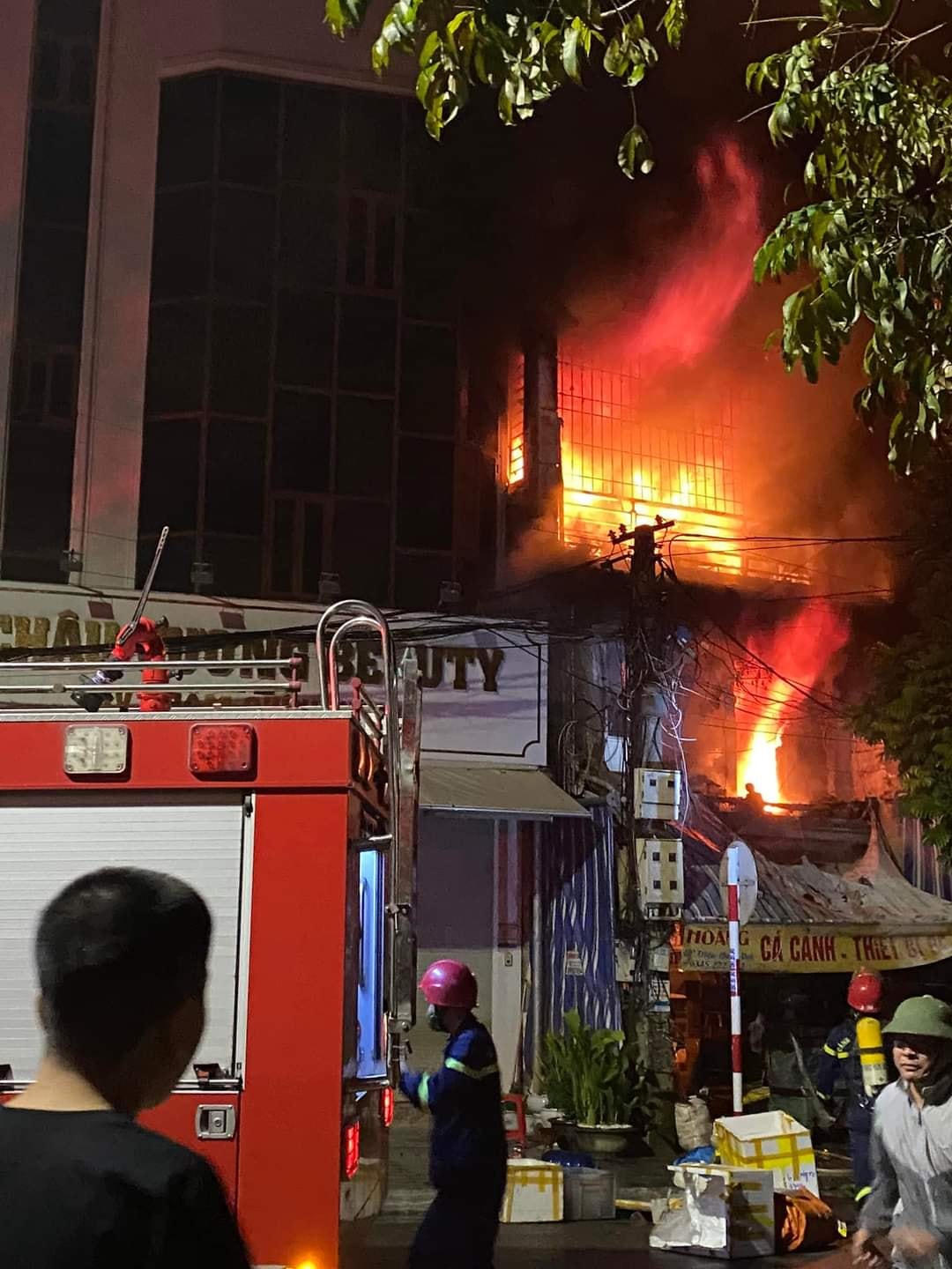 Vụ cháy xảy ra tại ngôi nhà 3 tầng bán bể cá cảnh tại TP Thanh Hoá khiến 3 người chết.