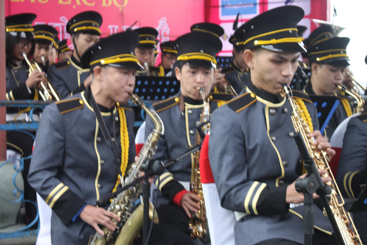 Dàn nhạc kèn biểu diễn phục vụ công chúng.