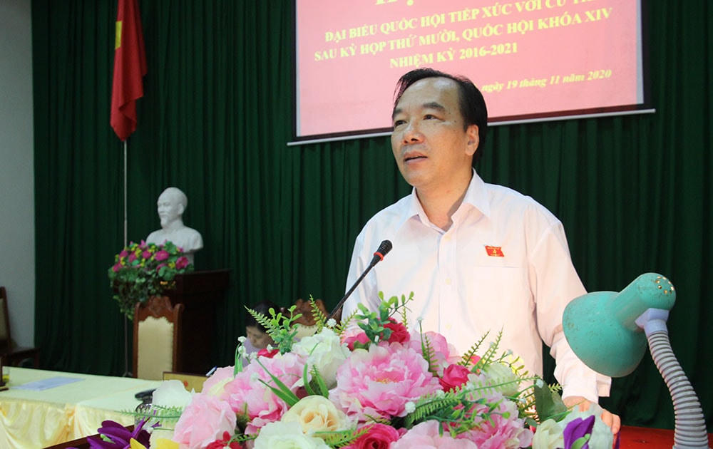 Phó Chủ tịch Ngô Sách Thực phát biểu tại buổi tiếp xúc cử tri