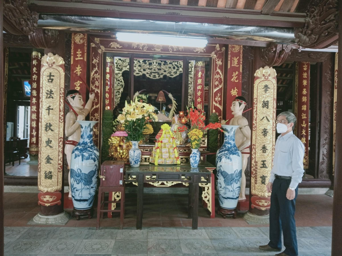  Ông Nguyễn Tiến Chiến, Trưởng Ban quản lí di tích quốc gia đặc biệt Đền Đô giới thiệu về nơi làm lễ tại đền.  