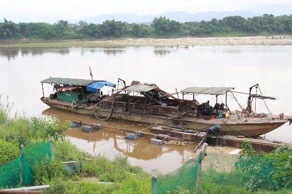 Chỉ có 2/11 đơn vị khai thác cát sỏi đăng ký phương tiện thủy nội địa. Ảnh: Nam Anh.
