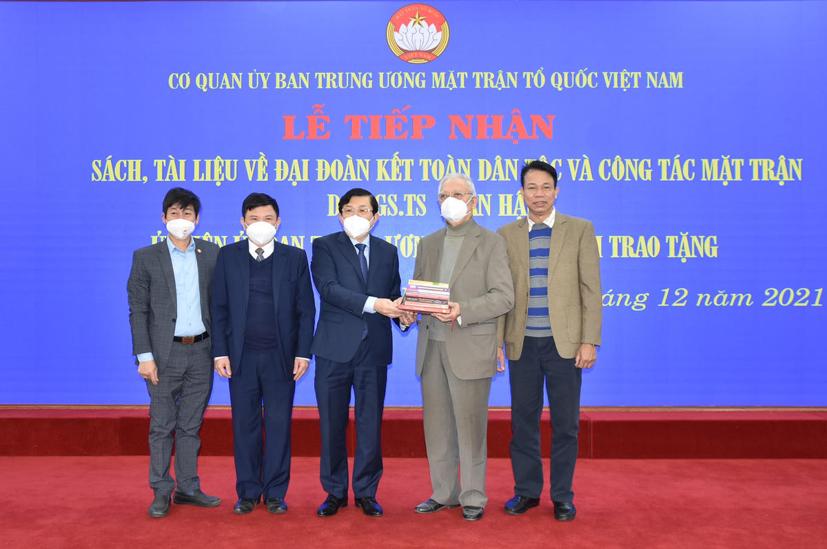 Phó Chủ tịch Nguyễn Hữu Dũng tiếp nhận sách, tài liệu do PGS.TS Trần Hậu trao tặng.