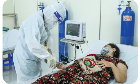 Bệnh nhân thở oxy, theo dõi nhiệt độ và các chỉ số cần thiết.