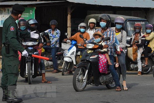 Người dân đeo khẩu trang phòng lây nhiễm Covid-19 tại Campuchia. Ảnh: AFP/TTXVN).