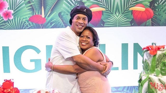 Ronaldinho và người mẹ của mình.  