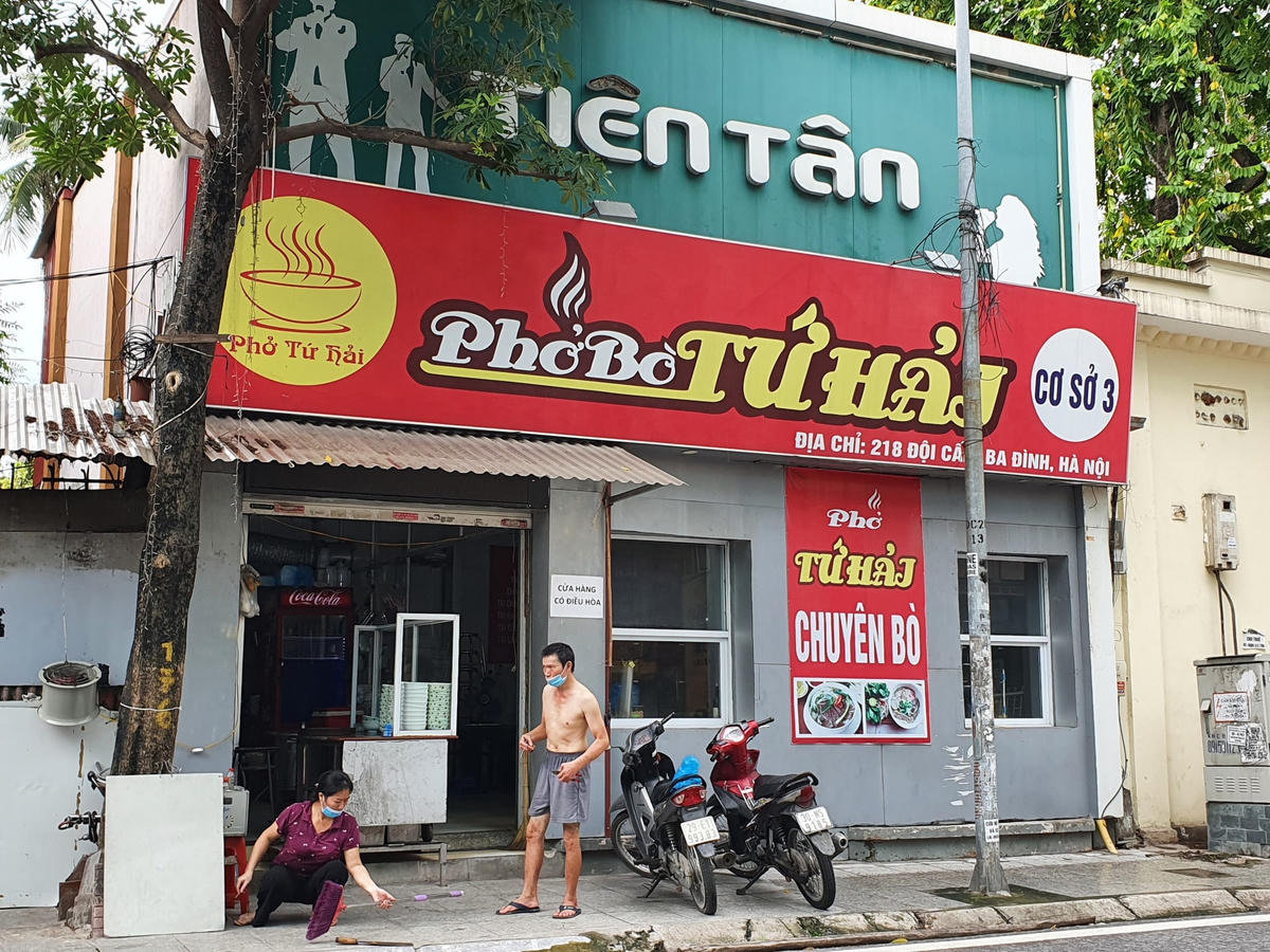 Theo ghi nhận của PV Báo Đại Đoàn Kết Online, từ sáng sớm, nhiều hộ kinh doanh dịch vụ ăn uống đã chủ động dọn dẹp bàn ghế, vật dụng để chuẩn bị mở cửa trở lại.