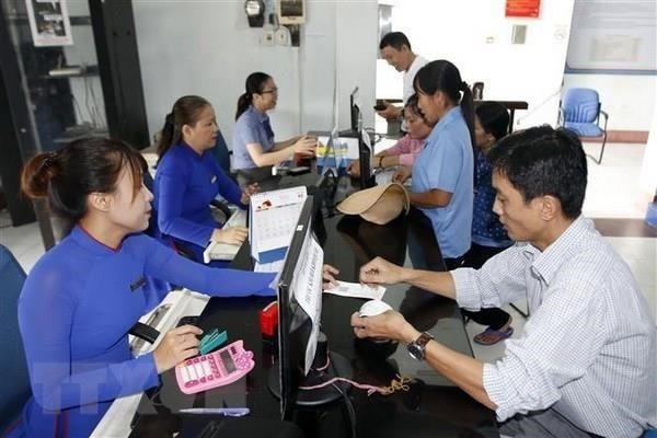 Hành khách mua vé tàu Tết tại ga Sài Gòn. (Ảnh:Hoàng Hải/TTXVN).