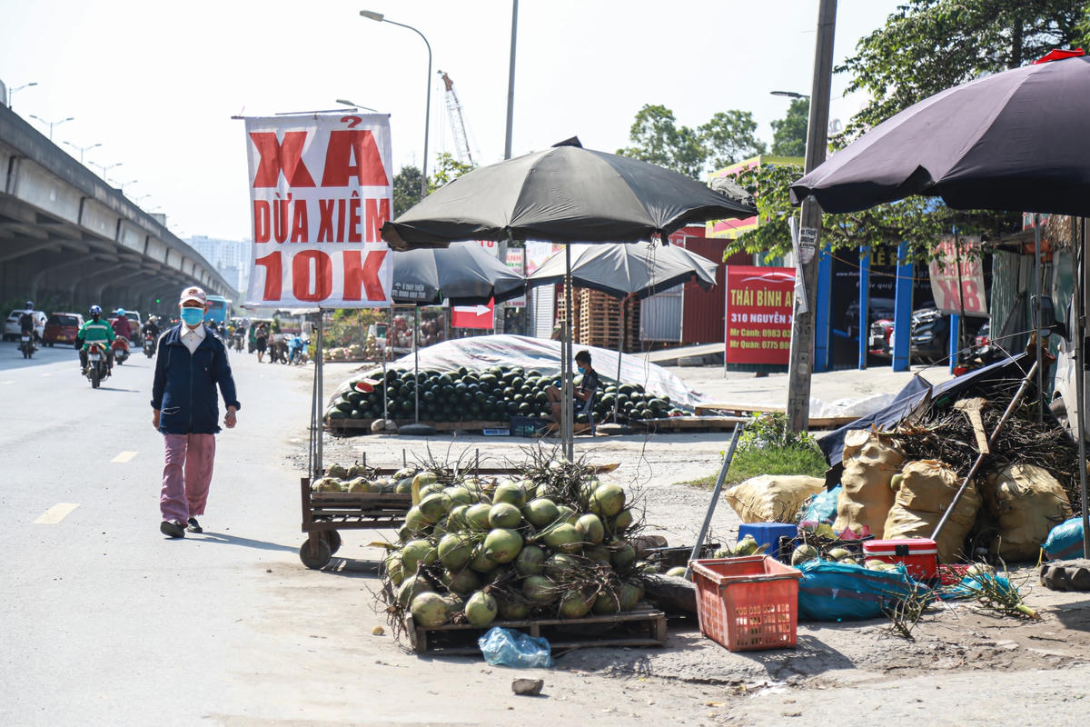 Nhiều mặt hàng nông sản được bày bán tràn lan trên đường Nguyễn Xiển, khiến người dân không còn vỉa hè để di chuyển. Việc người dân tràn xuống vỉa hè tiềm ẩn nhiều nguy cơ mất ATGT.