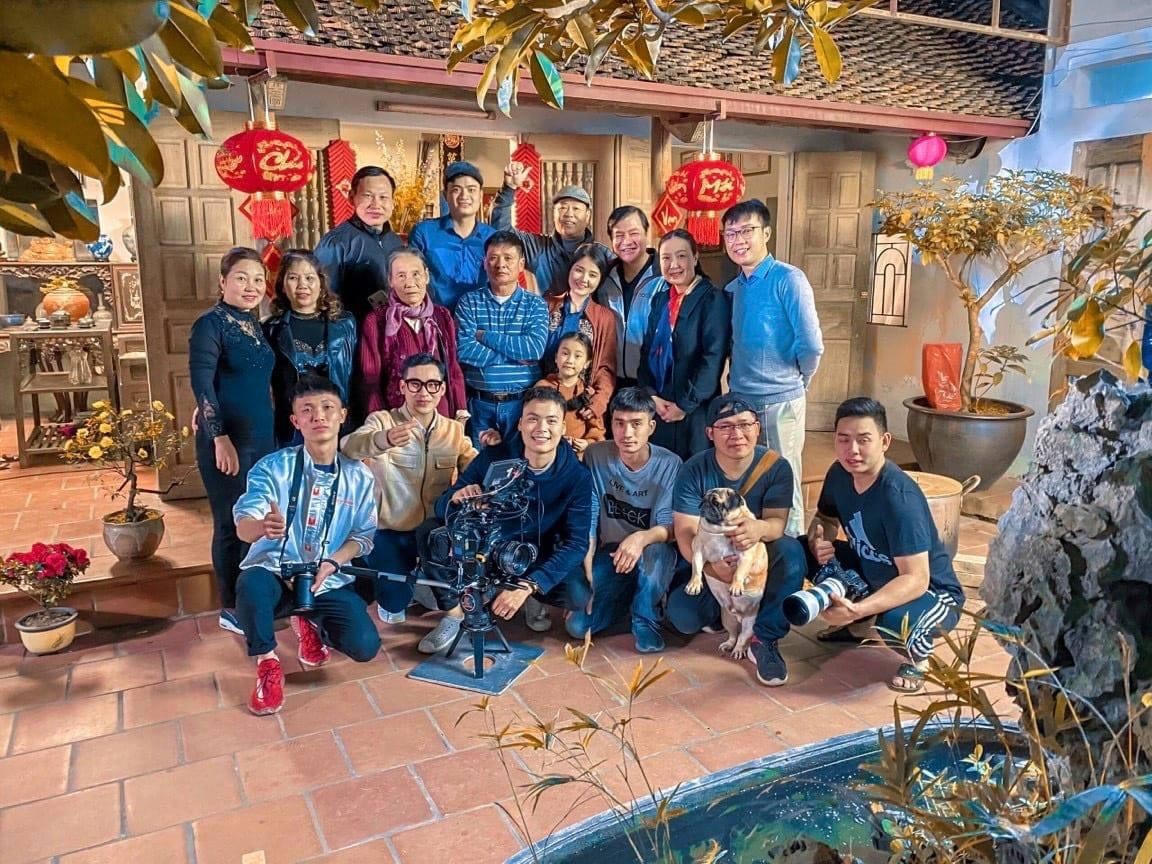 Ê-kíp sản xuất MV “Quê hương miền thương nhớ”.