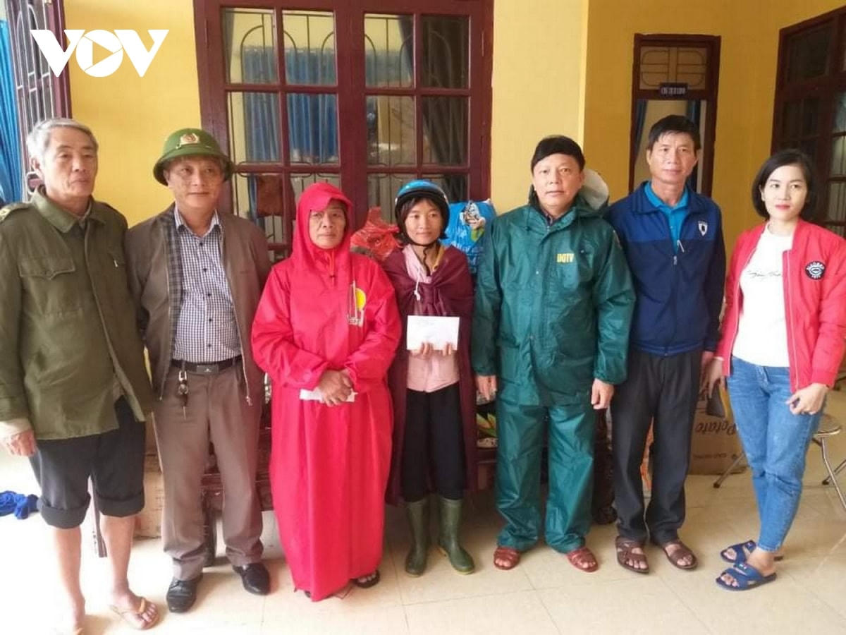 Ông Phan Thanh Miên (mặc áo gió màu xanh, quần tây đen, đứng thứ hai từ phải sang).  