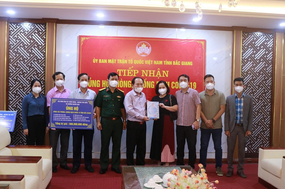 Chủ tịch Ủy ban MTTQ Việt Nam tỉnh Bắc Giang Trần Công Thắng tiếp nhận ủng hộ từ gia đình ông bà Trần Hùng – Hoàng Thu Hiền và những người bạn.