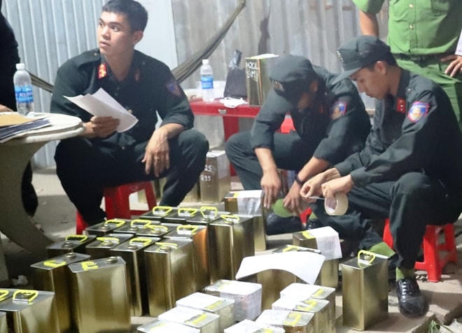 Công an thu giữ nhiều tang vật là hóa chất để sản xuất xăng giả tại cơ sở của Trịnh Sướng. 