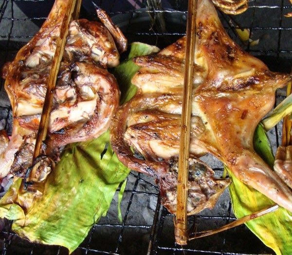 Người dân Bản Đôn phải rất công phu nuôi chọn gà và có cách làm món riêng.