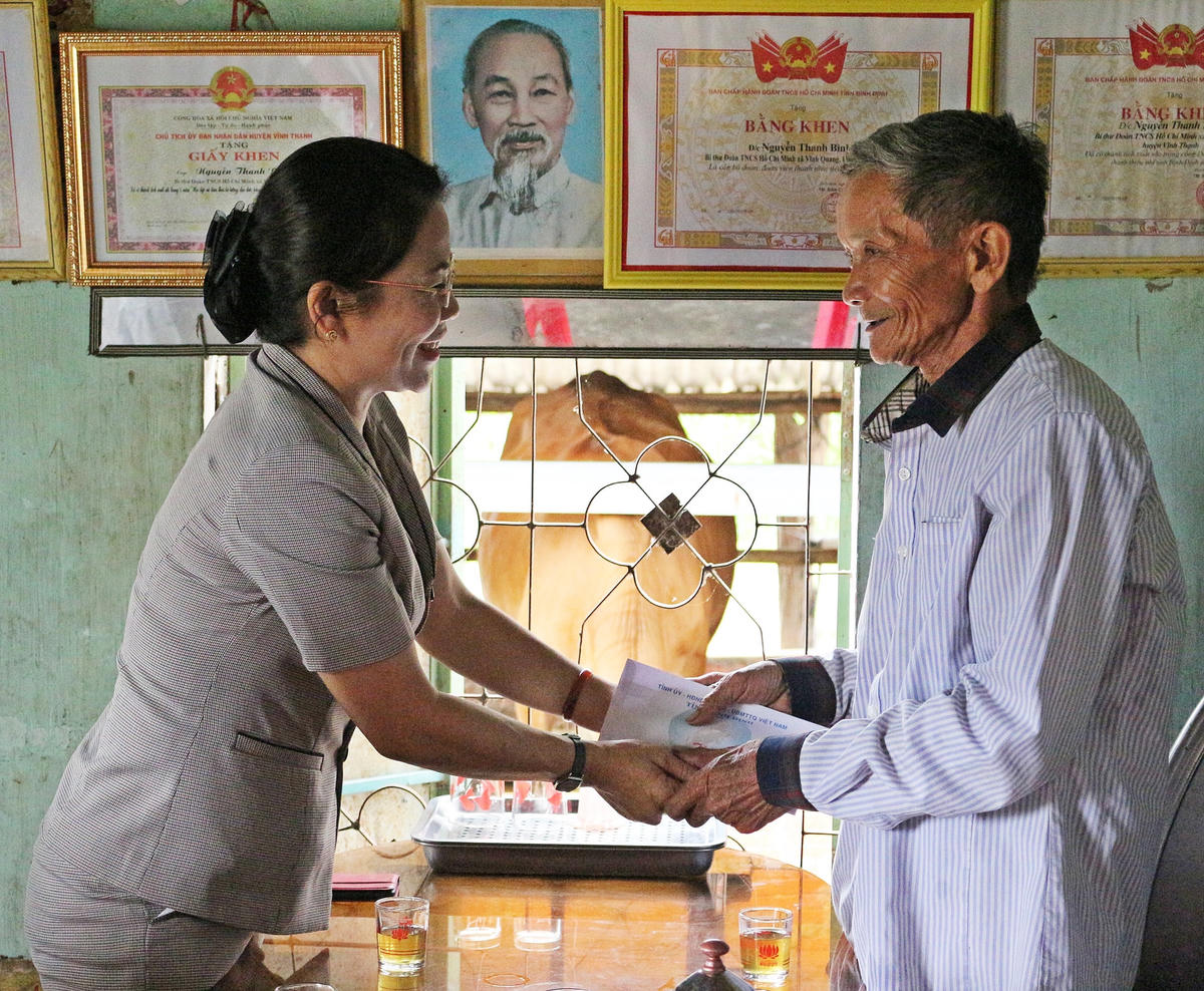 Chủ tịch Ủy ban MTTQ Việt Nam tỉnh Bình Định, Nguyễn Thị Phong Vũ thăm và tặng quà cho ông Nguyễn Ngọc Minh, thương binh thôn Định Quang, xã Vĩnh Quang, huyện Vĩnh Thạnh.