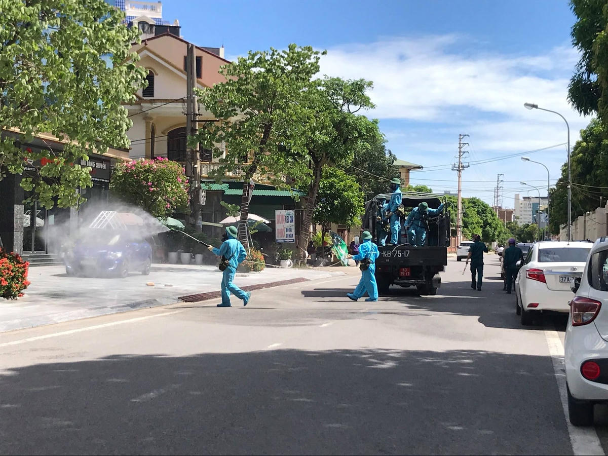 Đồng thời, phun khử khuẩn toàn thành phố. (Ảnh: Điền Bắc).
