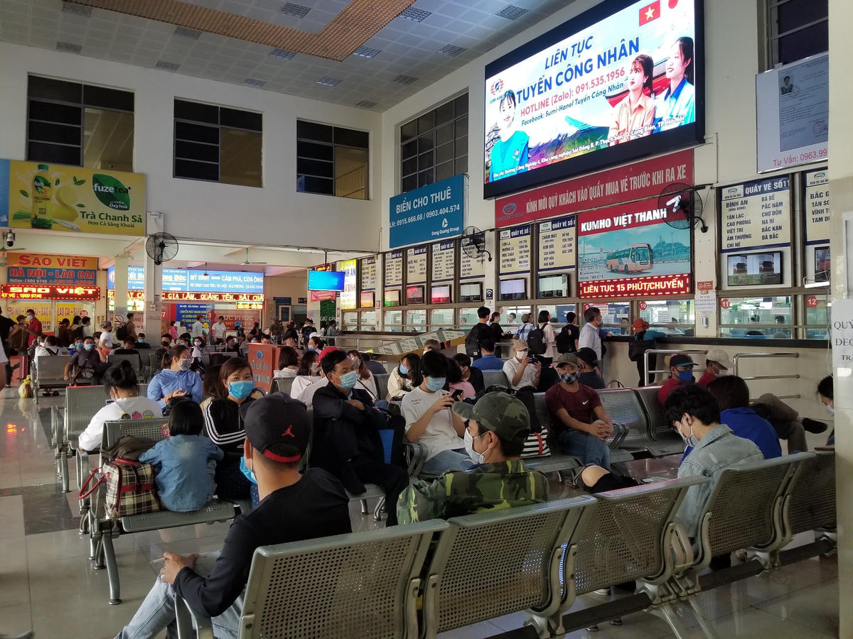 Mới khoảng 14h, tại khu vực chờ của bến xe Mỹ Đình đã tập trung rất đông hành khách. Ảnh: Hoàng Chiến