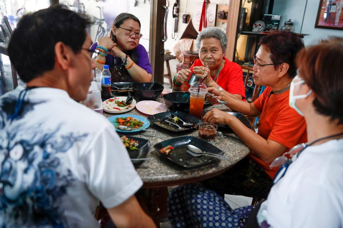 Thực khách đang dùng bữa tại nhà hàng. Mặc dù giá thành thịt cá sấu đã tăng do nhu cầu tiêu thụ cao nhưng vẫn rẻ hơn đáng kể so với thịt lợn. Ảnh: Diego Azubel / EPA.