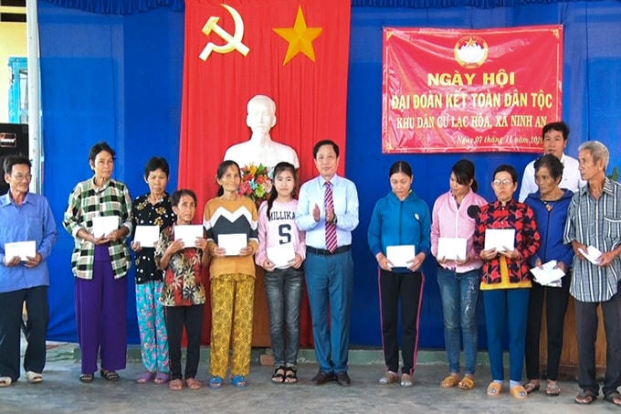 Ông Hà Quốc Trị, Phó Bí thư Tỉnh ủy Khánh Hòa trao quà cho người dân thôn Lạc Hòa.