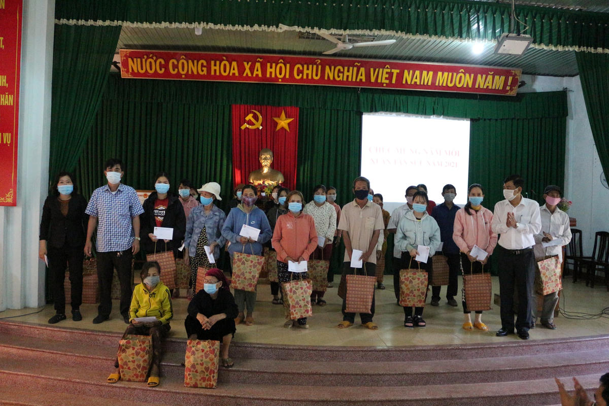 Ủy ban MTTQ Việt Nam tỉnh Bình Định phối hợi cùng Báo Người Lao động trao quà cho 50 hộ dân xã Mỹ Châu, huyện Phù Mỹ, tỉnh Bình Định.