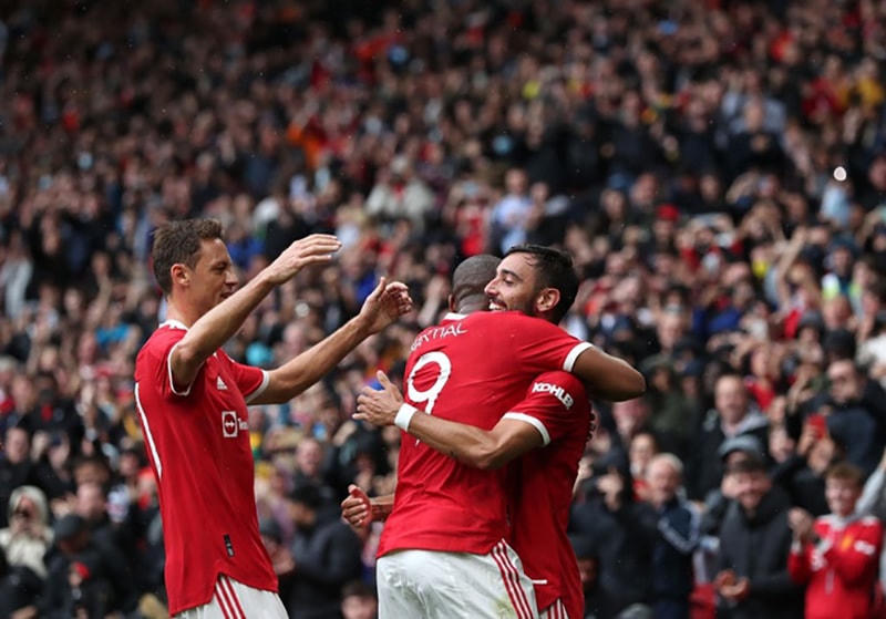 Bruno Fernandes ghi một bàn thắng đẹp giúp Manchester United dành chiến thắng trước Everton. Ảnh: Jan Kruger/Getty.