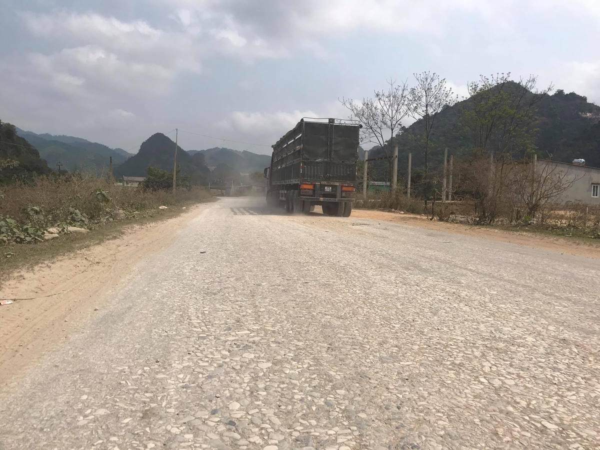 Xe quá tải là nỗi ám ảnh của người dân sống trên cung đường này.