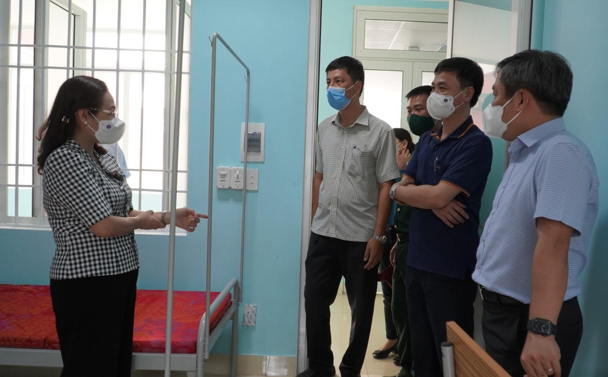 Lãnh đạo tỉnh Quảng Bình kiểm tra khu vực cách ly tập trung tại Trường Cao đẳng Luật miền Trung.