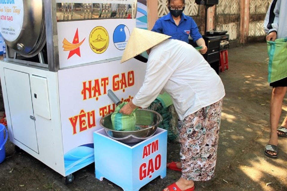 ATM gạo do Hiệp hội Doanh nghiệp tỉnh Quảng Nam tổ chức cho người dân đến nhận.