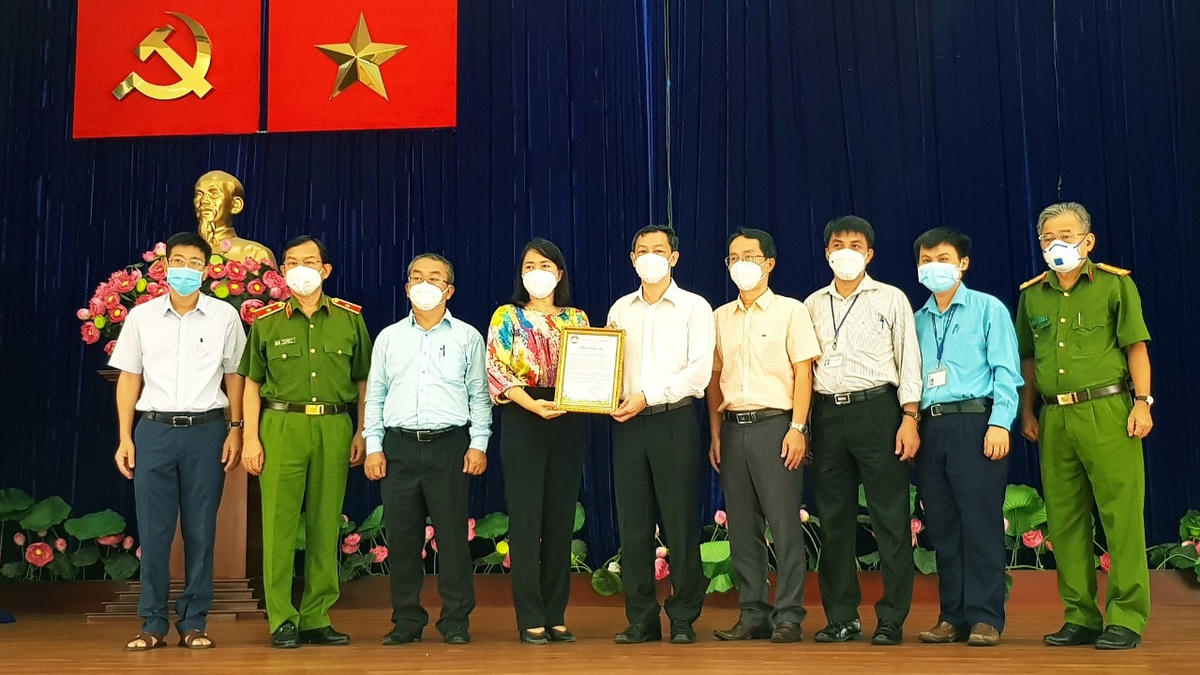 Bệnh viện Chợ Rẫy tiếp tục trao học bổng cho học sinh có hoàn cảnh tương tự.